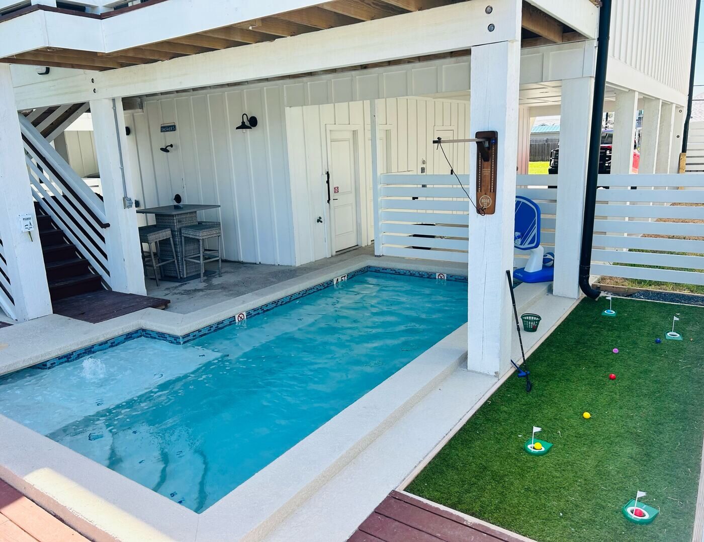 Poolside putting green