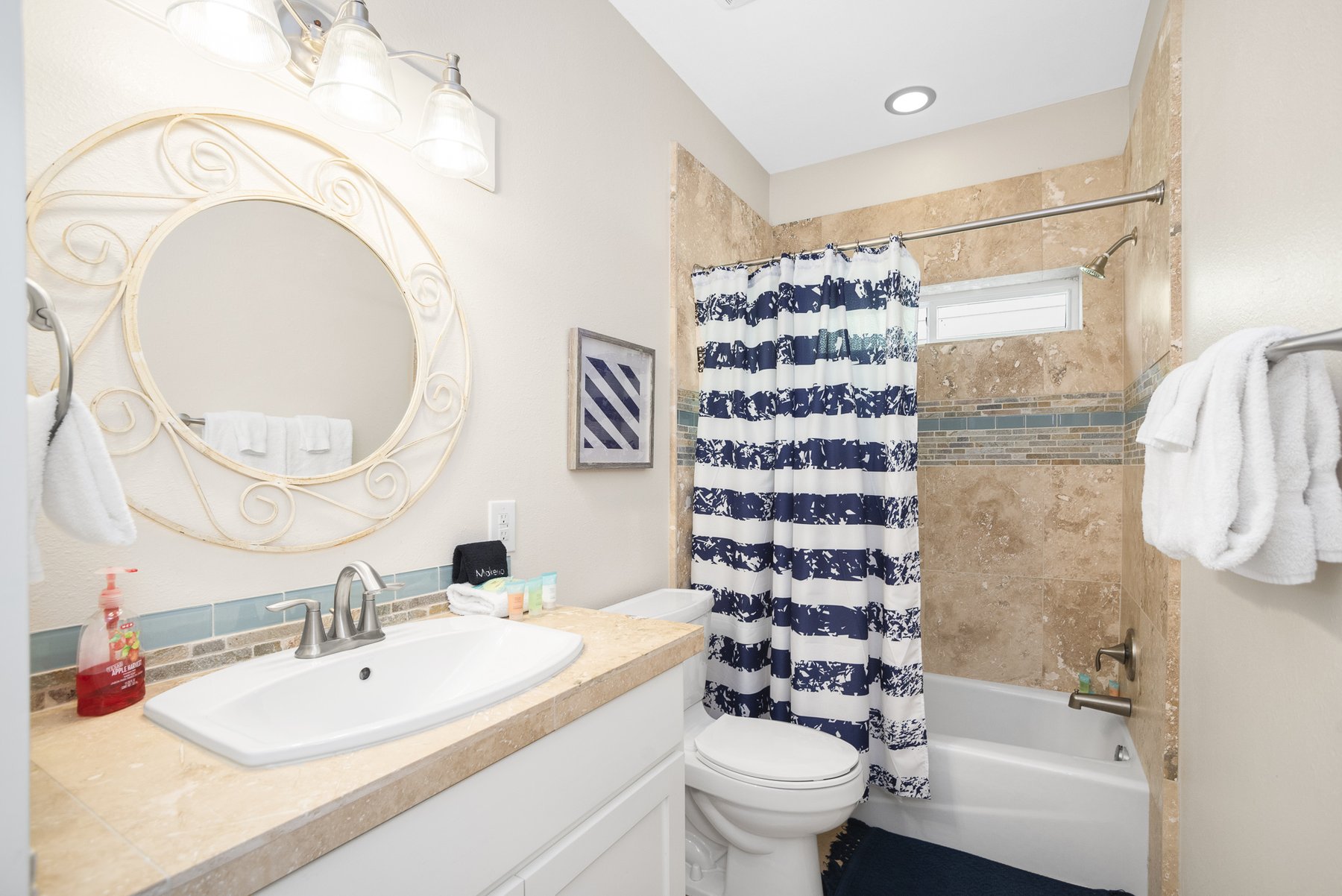 1st floor bathroom with tub/shower